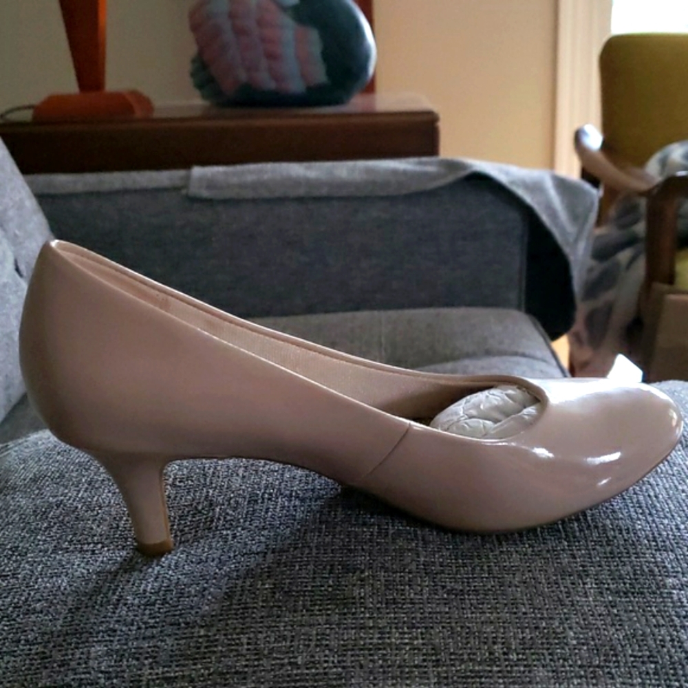 Life Stride Women's Taupe Pumps - Picture 8 of 9